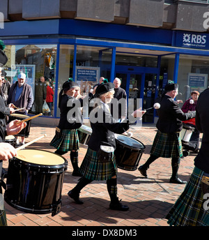Il Birmingham Irish Pifferi e Tamburi di prendere parte ad un il giorno di San Patrizio processione attraverso Derby City Centre 15/03/2014 Foto Stock