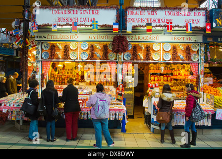 Pressione di stallo di souvenir, Nagyvasarcsanok, il mercato grande hall, Central Budapest, Ungheria, Europa Foto Stock