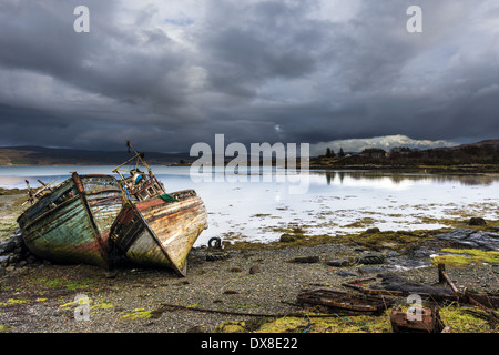Abbandonate le barche da pesca resto sulla riva con la bassa marea sulla Isle of Mull nelle Ebridi Interne, Scozia. La piccola città di Foto Stock