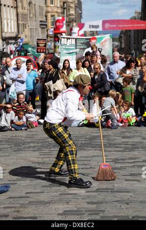 Il comico portoghese Pedro Tochas di Street Performer intrattiene una folla sul Royal Mile all'Edinburgh International Festival Fringe, Scozia, Regno Unito Foto Stock