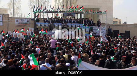 Ramallah, West Bank, Territorio palestinese. 20 Mar, 2014. Il Presidente palestinese Mahmud Abbas onde ai suoi sostenitori dopo il suo viaggio a Washington DC, il 20 marzo 2014, in Cisgiordania città di Ramallah. Il Presidente Usa Barack Obama e il leader palestinese Mahmud Abbas detenuti ''lungo'' e ''verification'' colloqui sul processo di pace in Medio Oriente e nessun documento è stato presentato da parte statunitense, il capo negoziatore palestinese ha detto in precedenza la settimana Credito: Issam Rimawi APA/images/ZUMAPRESS.com/Alamy Live News Foto Stock