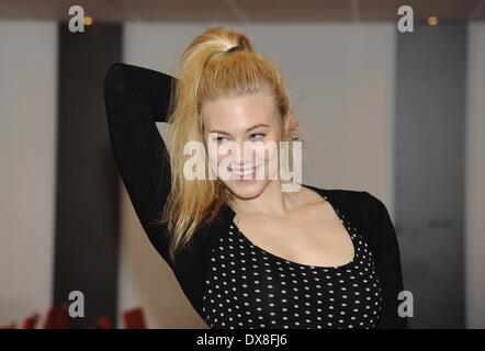 Colonia, Germania. 20 Mar, 2014. Modello austriaco Larissa Marolt treni per la RTL television show "Let's Dance" presso una scuola di danza a Colonia, Germania, 20 marzo 2014. Foto: HORST GALUSCHKA/dpa/Alamy Live News Foto Stock