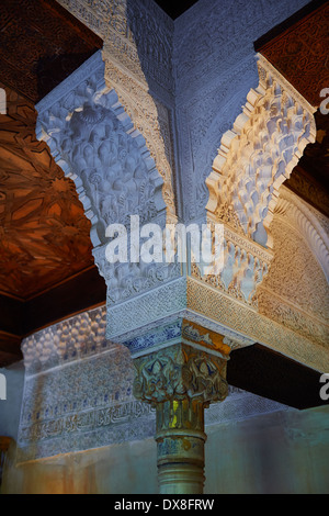 Nasrid mocarabe Arab colonne e capitelli di Mexuar camere amministrative di Palacios Nazaries, Alhambra. Granada, Foto Stock