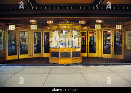 Times Square in primo piano con i Teatri di Broadway Foto Stock