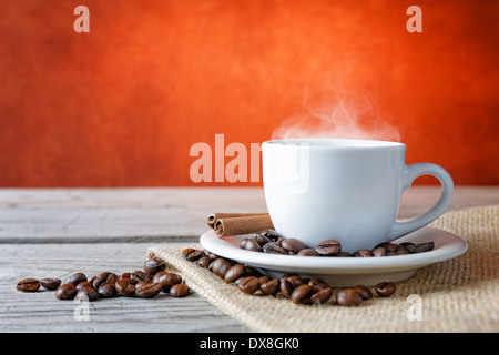 Vicino la tazza di caffè la composizione su uno sfondo di legno Foto Stock