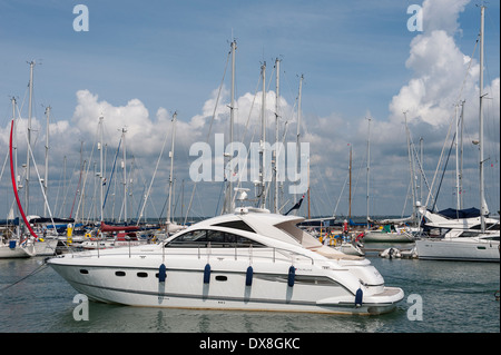 Barche e yacht ormeggiati a Marina su il minimo di Wight, Inghilterra. Foto Stock