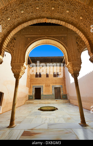 Nasrid mocarabe Arab pilastri e capitelli nel cortile interno del Palacios Nazaries, Alhambra. Granada, Foto Stock