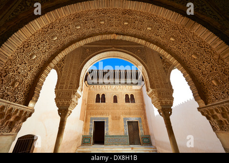 Nasrid mocarabe Arab pilastri e capitelli nel cortile interno del Palacios Nazaries, Alhambra. Granada, Foto Stock