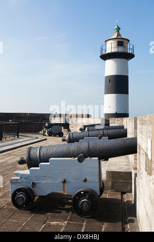 Faro e cannon a Southsea Castle. Foto Stock