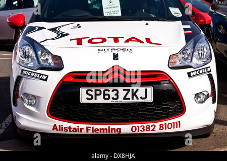 Il nuovo Citroen SP sports-car del 'Total World Rally Team' al di fuori della Alistair Fleming car showroom in Dundee , REGNO UNITO Foto Stock