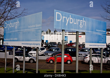 Dryburgh Industrial Estate segni nella parte anteriore del Arnold Clark showroom auto lungo il Kingsway West a doppia carreggiata a Dundee, Regno Unito Foto Stock