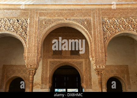 Nasrid mocarabe Arab pilastri e capitelli nel cortile interno del Palacios Nazaries, Alhambra. Granada, Foto Stock