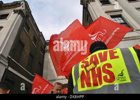 Londra, Enland, UK. Xix Mar, 2014. Unite gli attivisti contrari alla società privata tenendo sulla privatizzazione del NHS, in scena un rally in Cavendish Square. Unite rivendicazioni George Eliot Hospital è la prossima vittima del governo attuale la vendita fuori del National Health Service per il profitto non è la cura della qualità. © Gail Orenstein/ZUMAPRESS.com/Alamy Live News Foto Stock