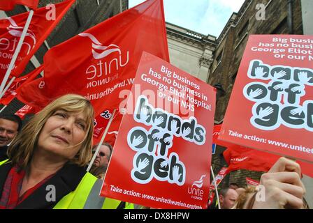 Londra, Enland, UK. Xix Mar, 2014. Unite gli attivisti contrari alla società privata tenendo sulla privatizzazione del NHS, in scena un rally in Cavendish Square. Unite rivendicazioni George Eliot Hospital è la prossima vittima del governo attuale la vendita fuori del National Health Service per il profitto non è la cura della qualità. © Gail Orenstein/ZUMAPRESS.com/Alamy Live News Foto Stock