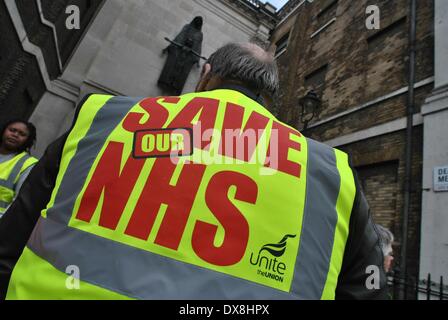 Londra, Enland, UK. Xix Mar, 2014. Unite gli attivisti contrari alla società privata tenendo sulla privatizzazione del NHS, in scena un rally in Cavendish Square. Unite rivendicazioni George Eliot Hospital è la prossima vittima del governo attuale la vendita fuori del National Health Service per il profitto non è la cura della qualità. © Gail Orenstein/ZUMAPRESS.com/Alamy Live News Foto Stock