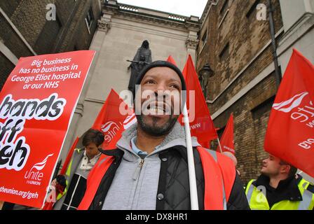 Londra, Enland, UK. Xix Mar, 2014. Unite gli attivisti contrari alla società privata tenendo sulla privatizzazione del NHS, in scena un rally in Cavendish Square. Unite rivendicazioni George Eliot Hospital è la prossima vittima del governo attuale la vendita fuori del National Health Service per il profitto non è la cura della qualità. © Gail Orenstein/ZUMAPRESS.com/Alamy Live News Foto Stock