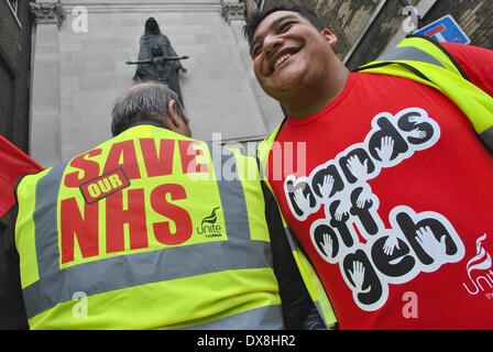 Londra, Enland, UK. Xix Mar, 2014. Unite gli attivisti contrari alla società privata tenendo sulla privatizzazione del NHS, in scena un rally in Cavendish Square. Unite rivendicazioni George Eliot Hospital è la prossima vittima del governo attuale la vendita fuori del National Health Service per il profitto non è la cura della qualità. © Gail Orenstein/ZUMAPRESS.com/Alamy Live News Foto Stock