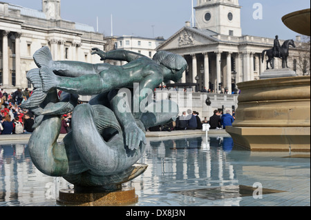 La scultura di sirene e delfino è da William McMillan e Sir Charles Wheeler. in Trafalgar Square, Londra, Regno Unito. Foto Stock