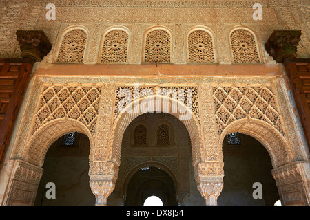 Nasrid mocarabe Arab pilastri e capitelli nel cortile interno del Palacios Nazaries, Alhambra. Granada, Foto Stock