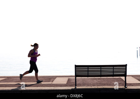 Donna del jogging sul lungomare di Southsea. Foto Stock