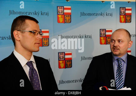 Brno, Repubblica Ceca. 20 Mar, 2014. CEO di CzechInvest Ondrej Votruba (sinistra) e il governatore della regione della Moravia del sud Michal Hasek sono visibili a un briefing sul centro di logistica di Amazon a Brno, in Repubblica ceca, 20 marzo 2014. © Vaclav Salek/CTK foto/Alamy Live News Foto Stock