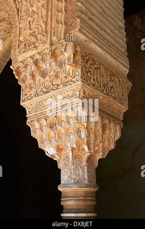 Nasrid mocarabe Arab pilastri e capitelli nel cortile interno del Palacios Nazaries, Alhambra. Granada, Foto Stock