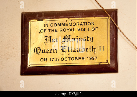 Sud Sud dell India Kerala Fort Cochin Kochi San Francesco Chiesa commemorazione targa in ottone visita HM Queen Elizabeth II 17 ottobre 1997 Foto Stock