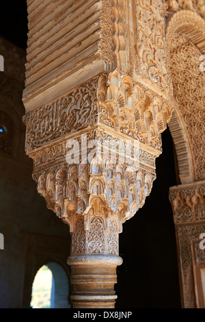 Nasrid mocarabe Arab pilastri e capitelli nel cortile interno del Palacios Nazaries, Alhambra. Granada, Foto Stock