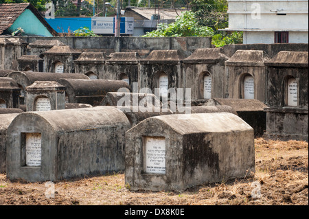 Sud Sud dell India Kerala Cochin Kochi ebreo città Mattancherry Paradesi Nuovo cimitero ebraico tombe tomba con placche personali in ebraico Foto Stock