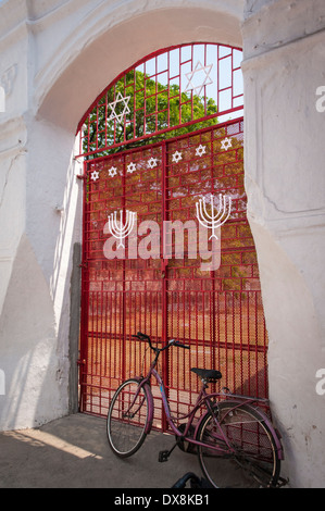 Sud Sud dell India Kerala Cochin Kochi ebreo città Sinagoga Paradesi Cancelli Rossi bicicletta costruita 1568 dagli Ebrei di discendenza europea Inquisizione Spagnola Foto Stock