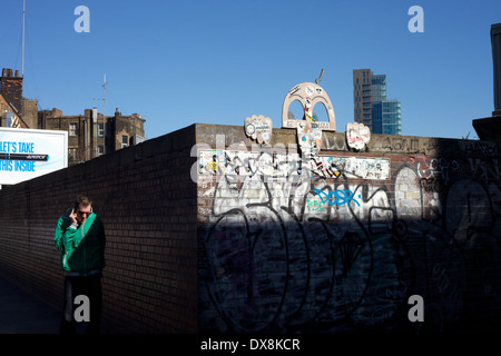 Coperto di graffiti parete in Shoreditch, East London, Regno Unito Foto Stock