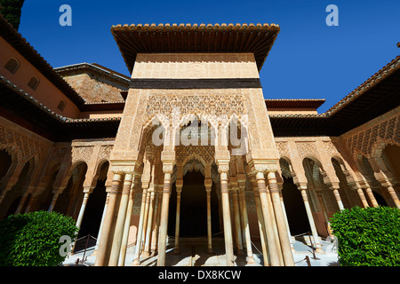 Nasrid mocarabe Arabesque architettura moresca della Corte dei leoni del Palacios Nazaries, Alhambra. Granada, Foto Stock