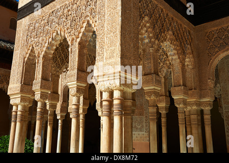 Nasrid mocarabe Arabesque architettura moresca della Corte dei leoni del Palacios Nazaries, Alhambra. Granada, Foto Stock