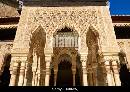 Nasrid mocarabe Arabesque architettura moresca della Corte dei leoni del Palacios Nazaries, Alhambra. Granada, Foto Stock