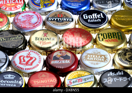 La birra i tappi di bottiglia / tappi a corona. Birre internazionali Foto Stock