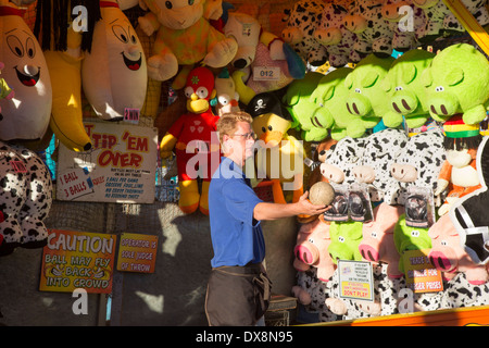 Tampa, Florida - un lavoratore a un gioco stand al Florida State Fair. Foto Stock