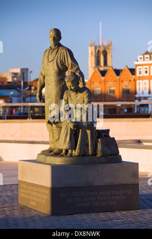 Neil Hadlock della statua sull'immigrazione e la città di Kingston-upon-Hull. Hull Marina, East Yorkshire. Marzo 2014. Foto Stock