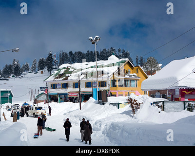 India, Kashmir Gulmarg, Himalayan Ski Resort, negozi e ristoranti quasi sepolto in forti nevicate Foto Stock