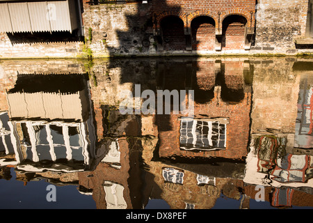 Case riflessa nell'acqua in un canale di Bruges Foto Stock