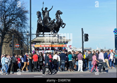 Statua della regina Boudica in un carro trainato da cavalli sul Westminster Bridge, Londra, Inghilterra, Regno Unito. Foto Stock