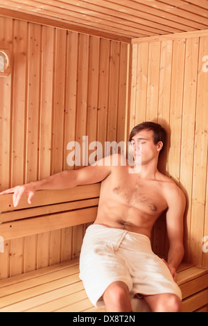 Giovane uomo nella sauna Foto Stock