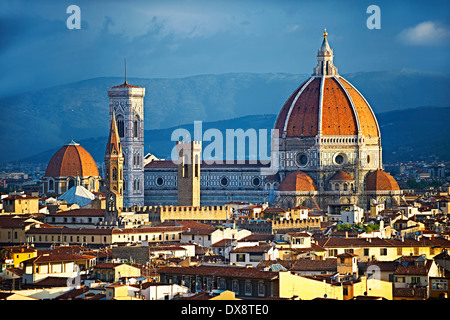 Tetto vista superiore della torre belll e la cupola del Duomo di Firenze Duomo, Basilica di Santa Maria del Fiore, Firenze Italia Foto Stock