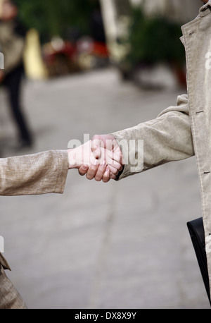 Primo piano di imprenditore e la donna si stringono la mano Foto Stock