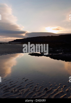 Sunrise a Lligwy Beach, (Traeth Lligwy) sull'Isola di Anglesey, Galles del Nord Regno Unito, estate Foto Stock