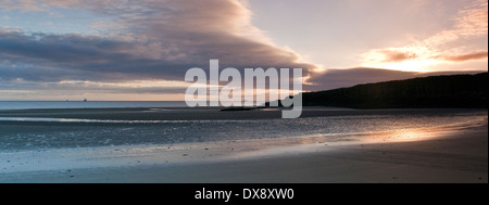 Sunrise a Lligwy Beach, (Traeth Lligwy) sull'Isola di Anglesey, Galles del Nord Regno Unito, estate Foto Stock