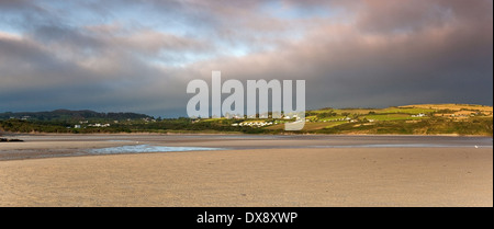 Sunrise a Lligwy Beach, (Traeth Lligwy) sull'Isola di Anglesey, Galles del Nord Regno Unito, estate Foto Stock