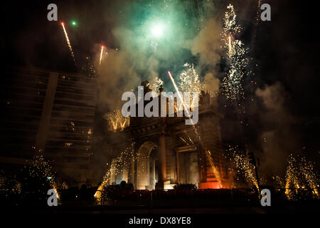 Valencia, Spagna. Marzo 19th, 2014: opere di fuoco illumina il Portal de Mar dopo la sfilata di un corteo durante la 2014's Fallas Festival di Valencia Credito: matthi/Alamy Live News Foto Stock