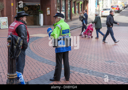 L'esecuzione civile Officer parlando a un grande problema venditore, Birmingham, Inghilterra, Regno Unito Foto Stock