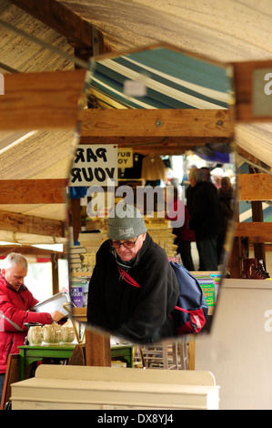 Chesterfield fuggire e mercato di frutta e verdura .Derbyshire,UK. L uomo riflette in Mirror . Foto Stock