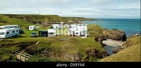 Vista sul mare dal sentiero costiero con Porth Ysglaig seaside caravan park vicino Tudweiliog sul Lleyn Peninsula North Wales UK in summ Foto Stock